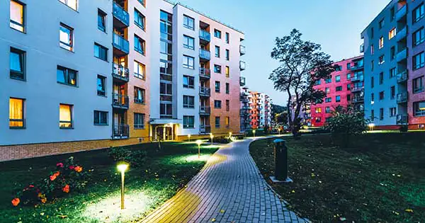 LED-Au&szlig;enbeleuchtung einer Wohnanlage