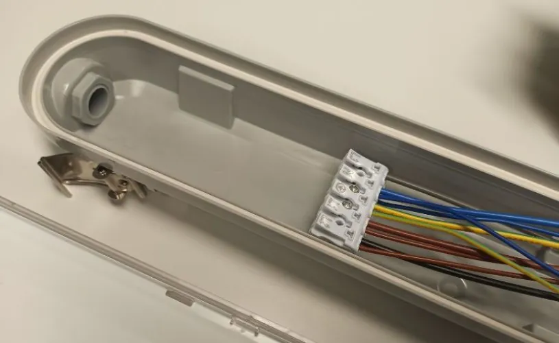 Zweite Lüsterklemme bei der Durchgangsverdrahtung